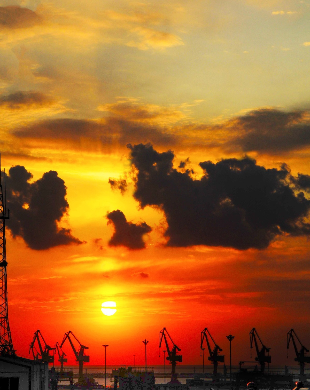 浮云如墨残阳如血