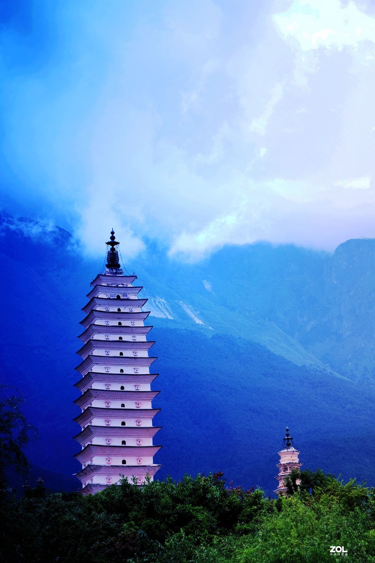 背靠苍山面向洱海云南大理三圣塔风光