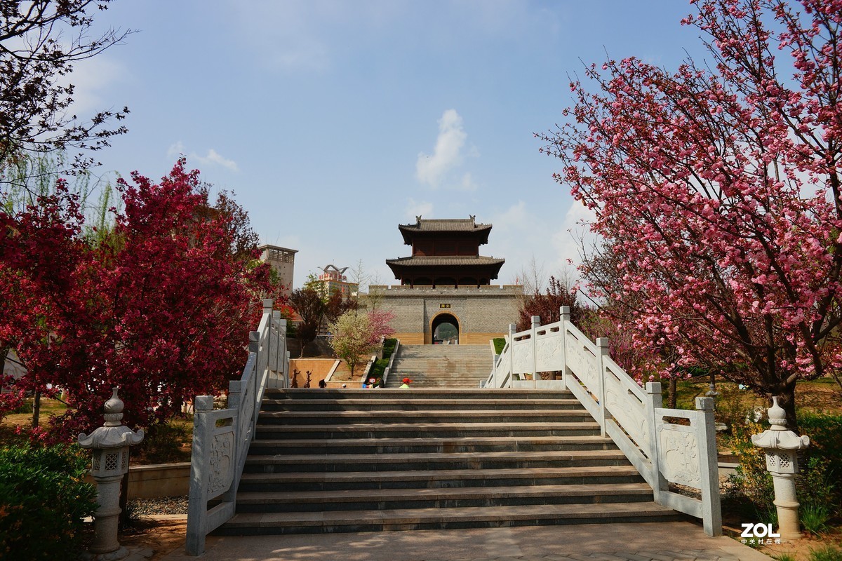 桃红柳绿映宝塔