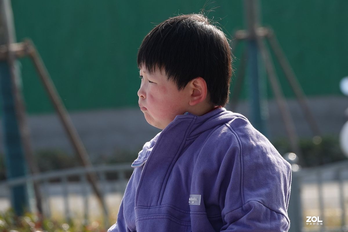 逆光中用点测光拍摄的小男孩