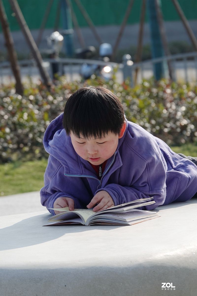 逆光中用点测光拍摄的小男孩
