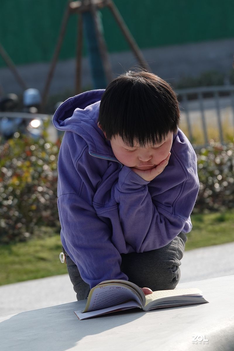 逆光中用点测光拍摄的小男孩