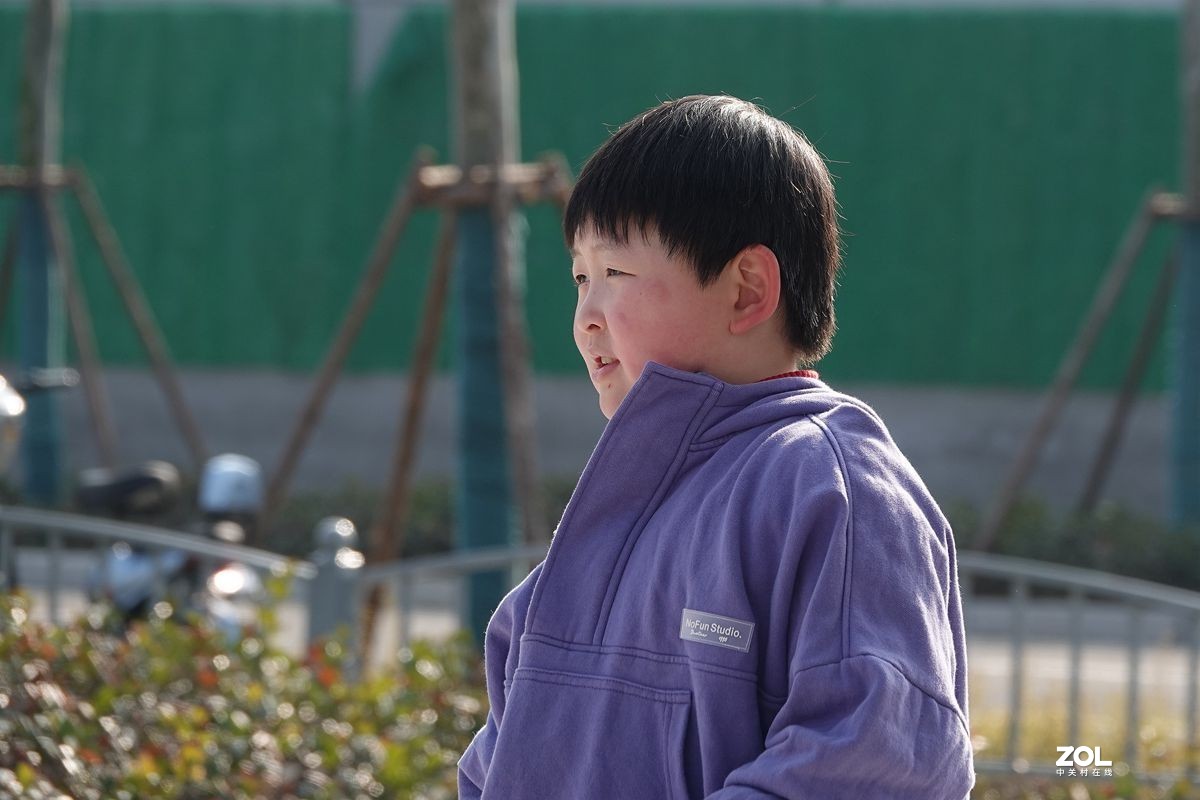 逆光中用点测光拍摄的小男孩