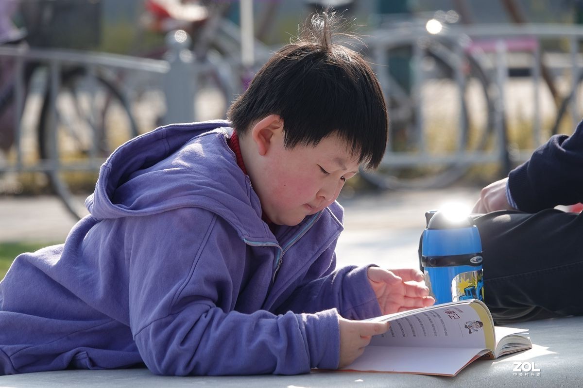 逆光中用点测光拍摄的小男孩