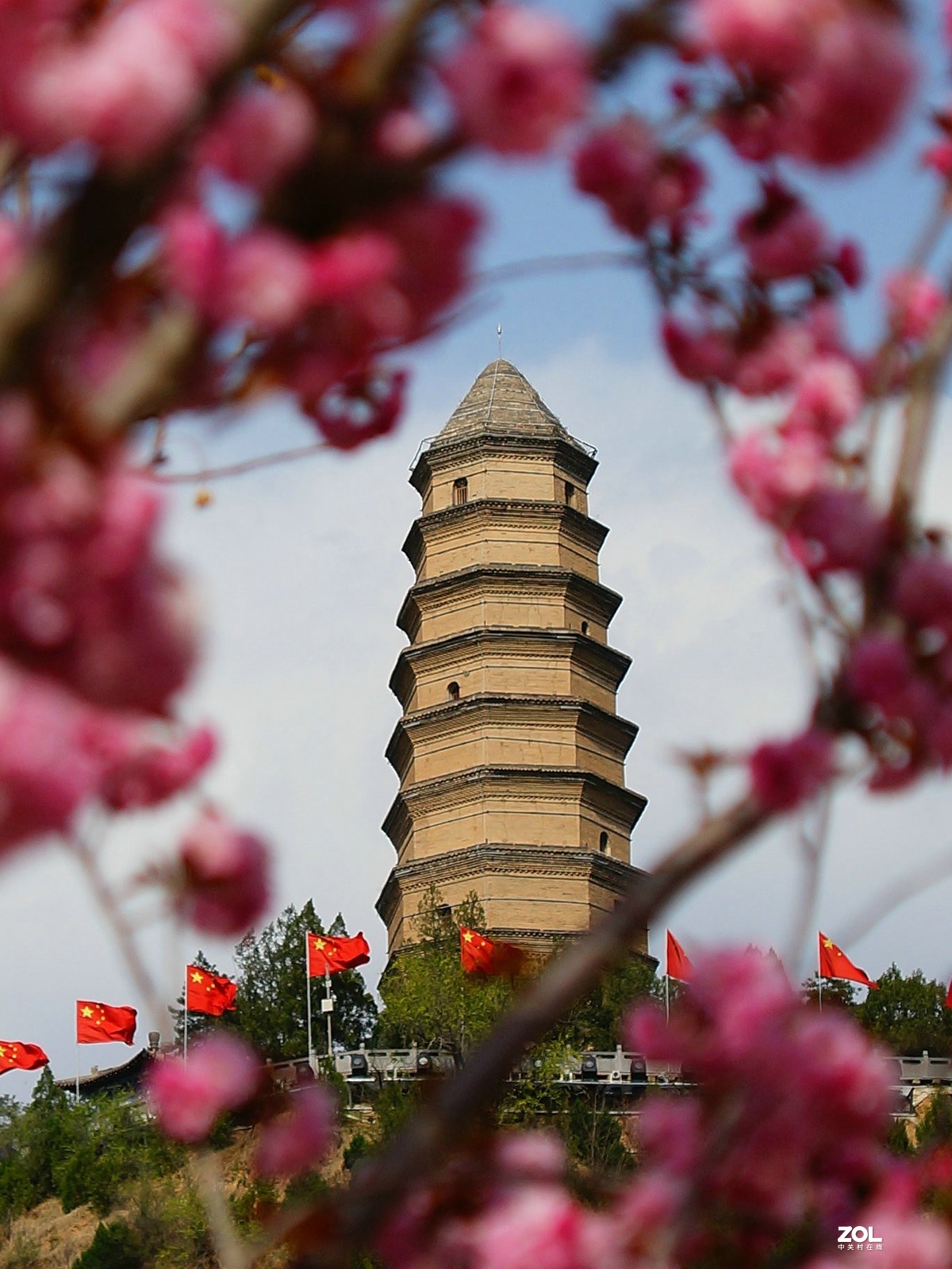 桃红柳绿映宝塔