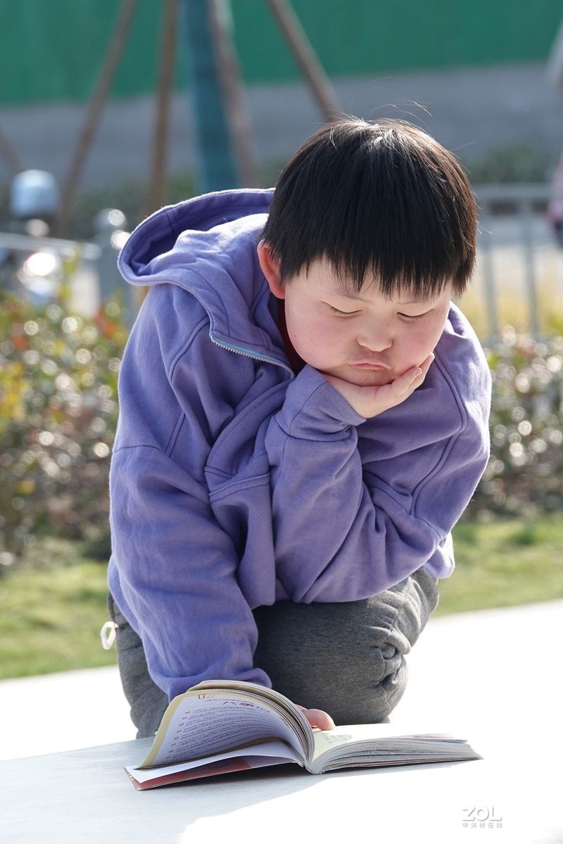 逆光中用点测光拍摄的小男孩