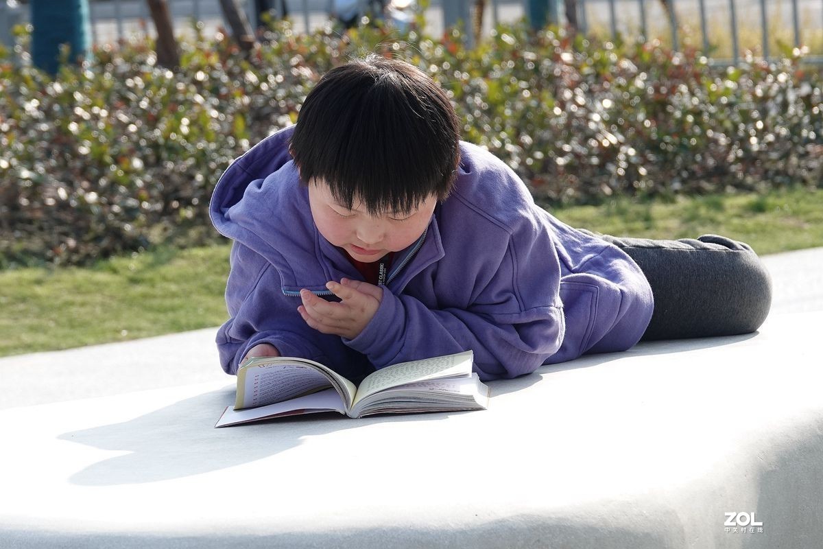 逆光中用点测光拍摄的小男孩