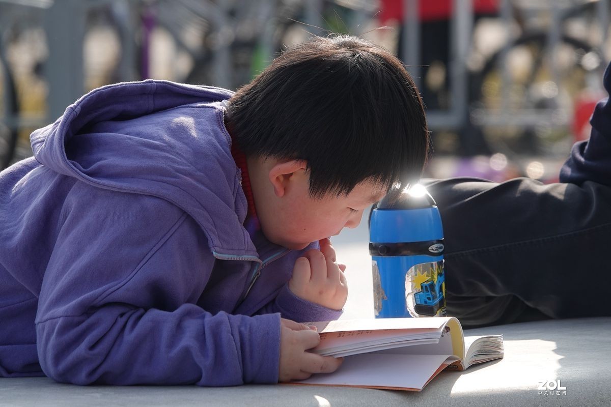 逆光中用点测光拍摄的小男孩