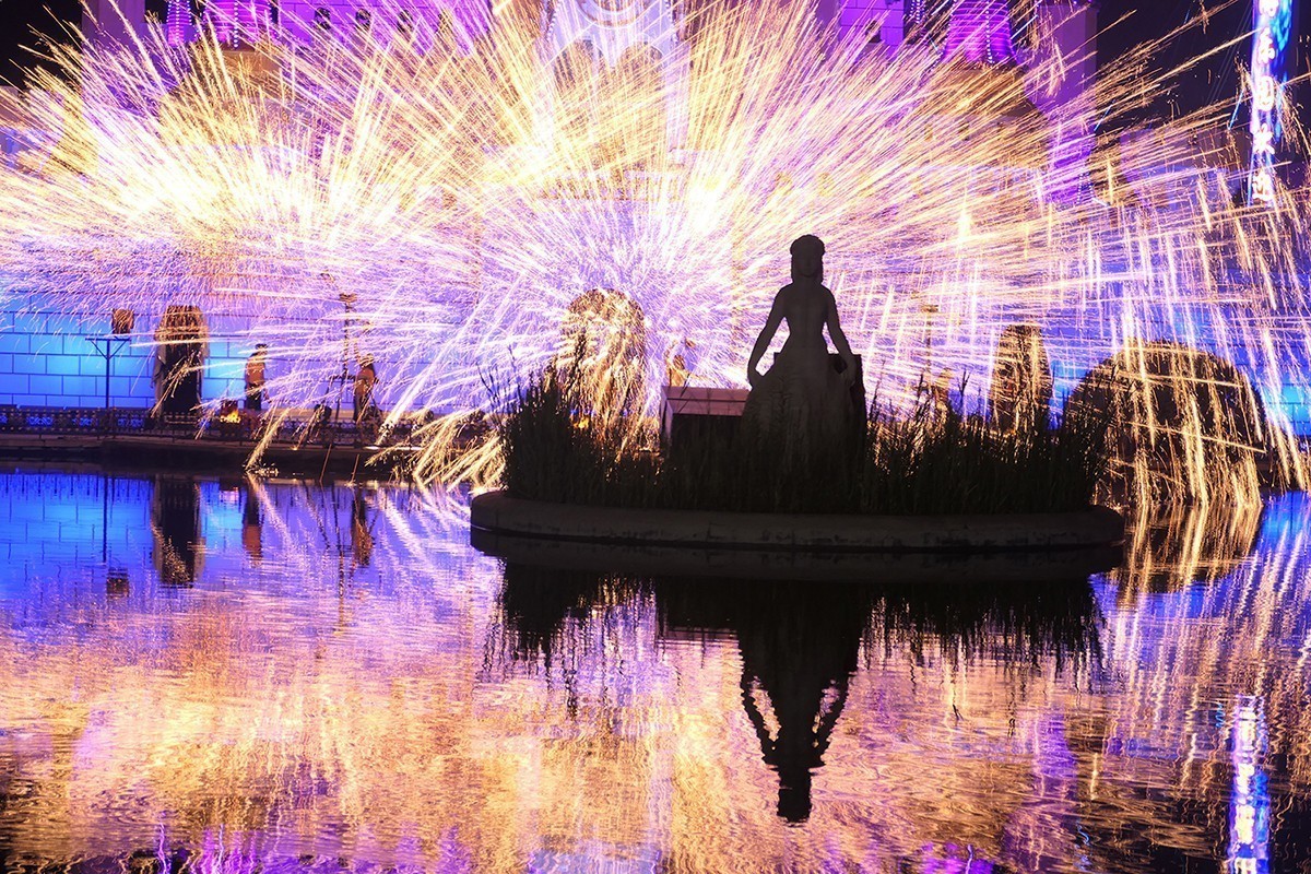 石景山游乐园放音乐打铁花 —— 2021年7月13日晚上拍摄