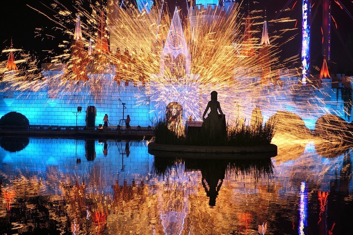 石景山游乐园放音乐打铁花 —— 2021年7月13日晚上拍摄