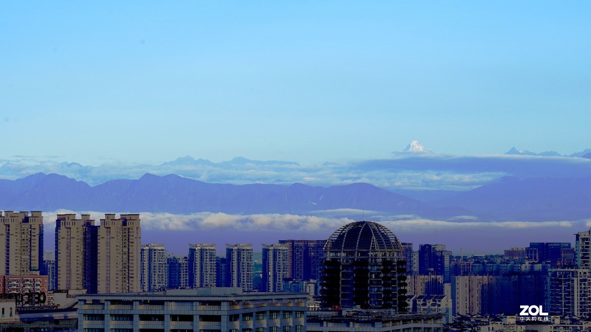 成都多日暴雨后，8月13日晨，登高远眺川西群山，实属难得一见的美景