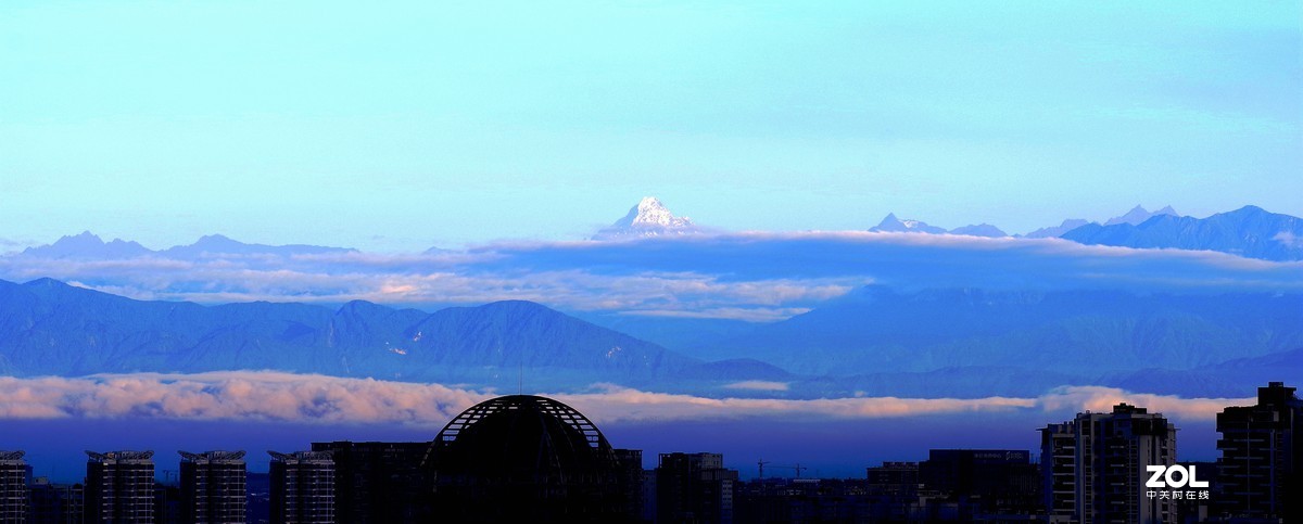成都多日暴雨后，8月13日晨，登高远眺川西群山，实属难得一见的美景