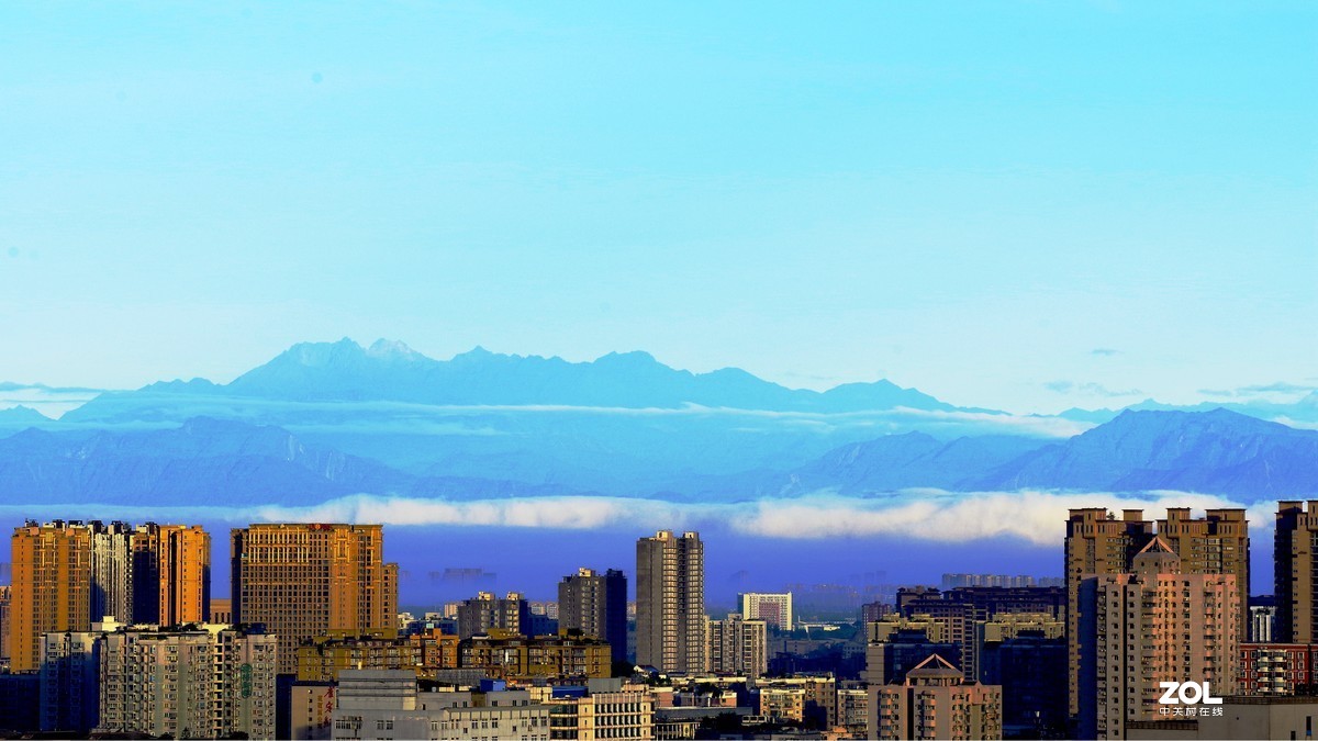 成都多日暴雨后，8月13日晨，登高远眺川西群山，实属难得一见的美景