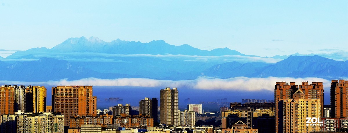 成都多日暴雨后，8月13日晨，登高远眺川西群山，实属难得一见的美景