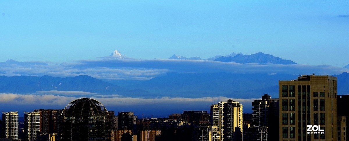 成都多日暴雨后，8月13日晨，登高远眺川西群山，实属难得一见的美景