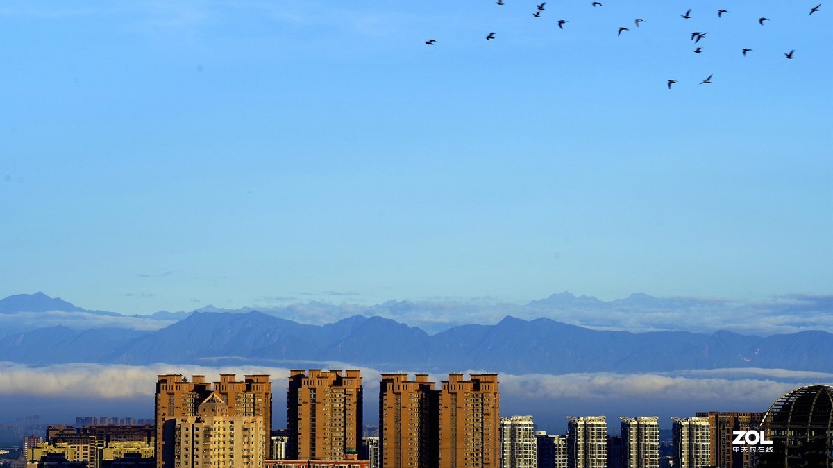 成都多日暴雨后，8月13日晨，登高远眺川西群山，实属难得一见的美景