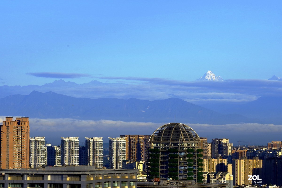 成都多日暴雨后，8月13日晨，登高远眺川西群山，实属难得一见的美景