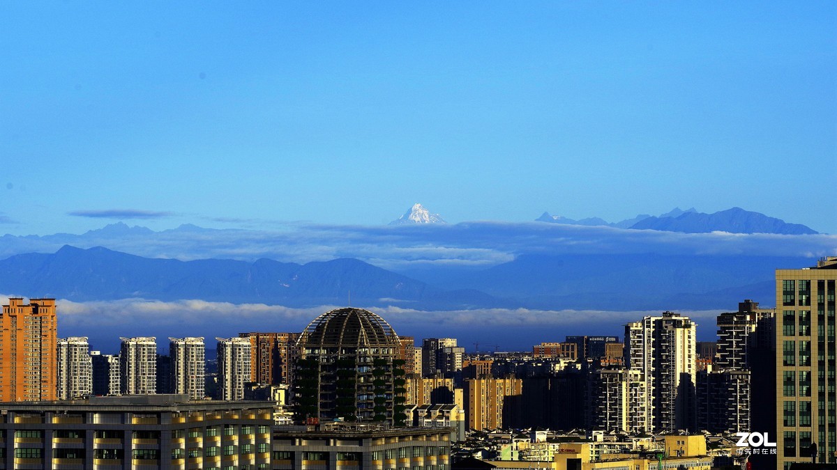 成都多日暴雨后，8月13日晨，登高远眺川西群山，实属难得一见的美景