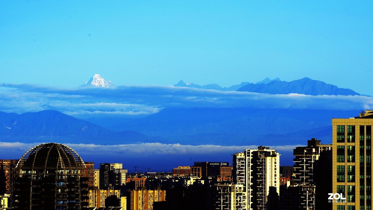 成都多日暴雨后，8月13日晨，登高远眺川西群山，实属难得一见的美景