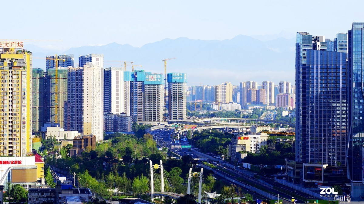 成都多日暴雨后，8月13日晨，登高远眺川西群山，实属难得一见的美景