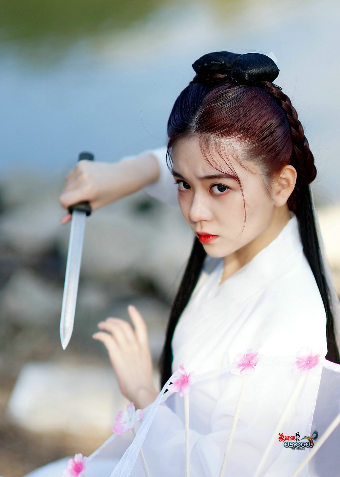 白衣少剑侠心乐