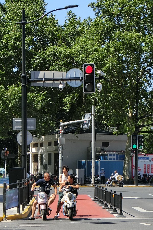 赤日炎炎去扫街