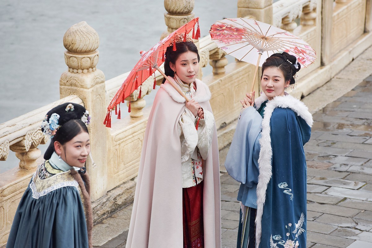 远远地拍摄古装美女