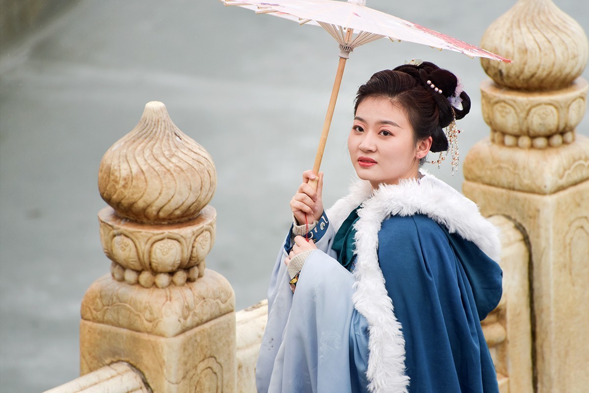 远远地拍摄古装美女