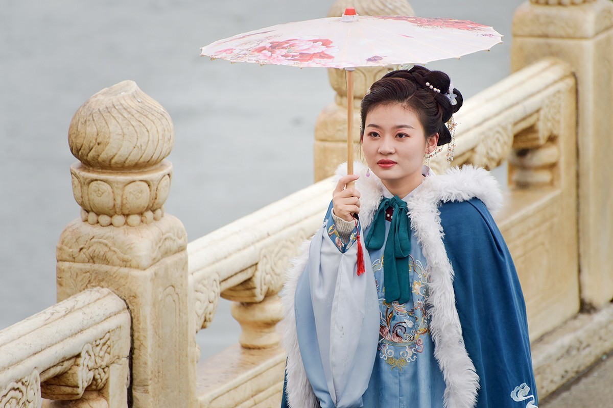 远远地拍摄古装美女