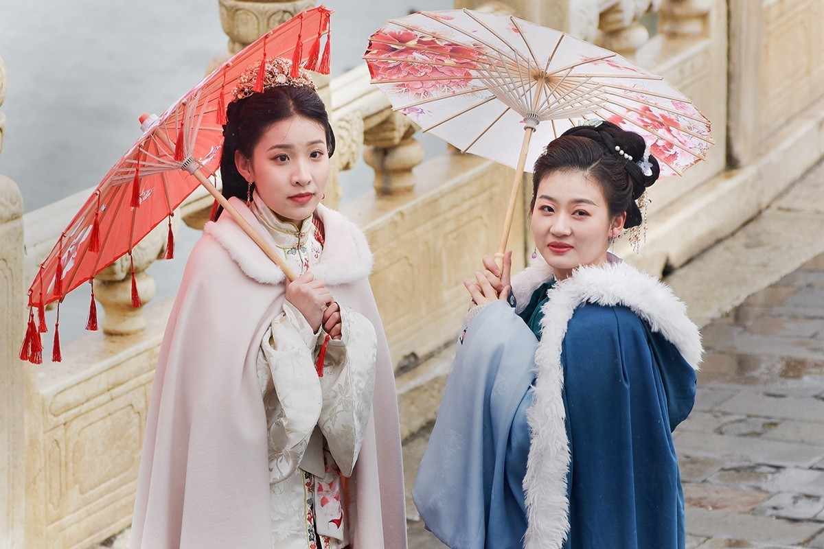 远远地拍摄古装美女