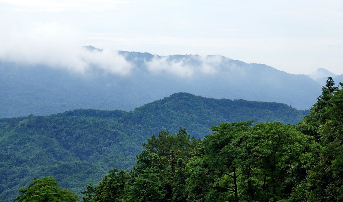 雨后山峦轻烟飘