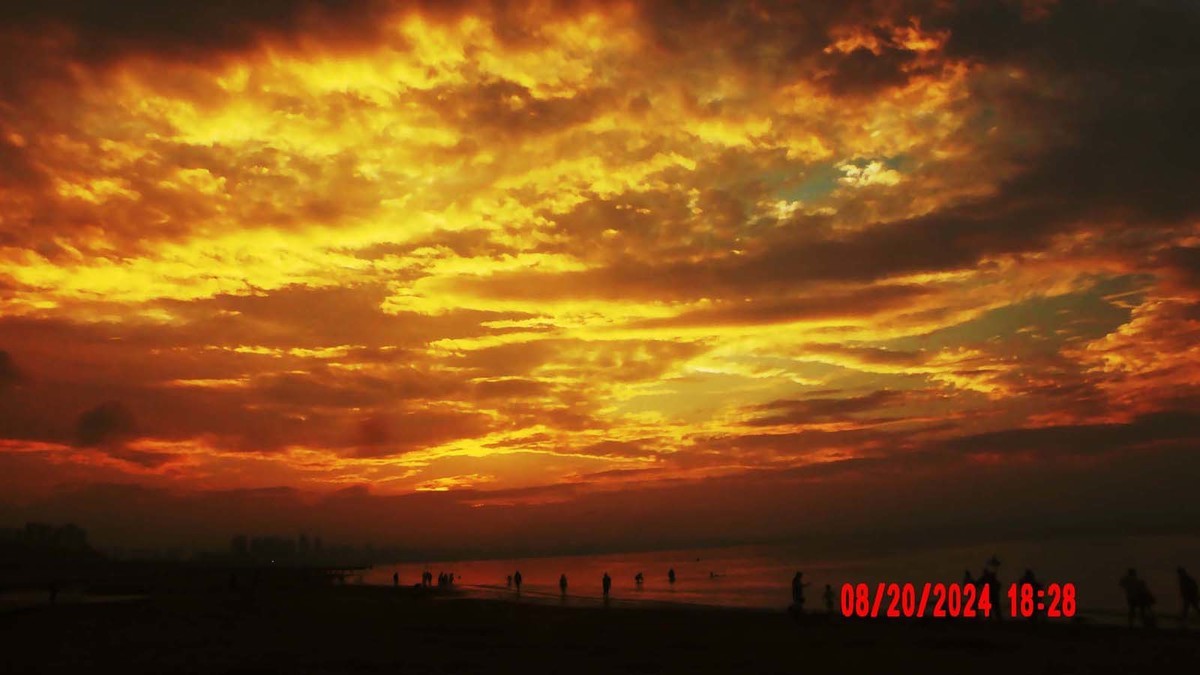 落日彩霞沐浴金光