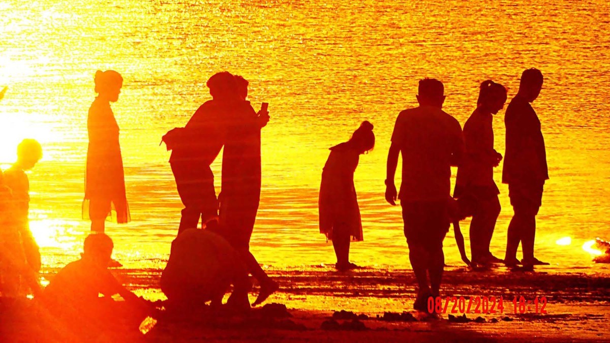 落日彩霞沐浴金光