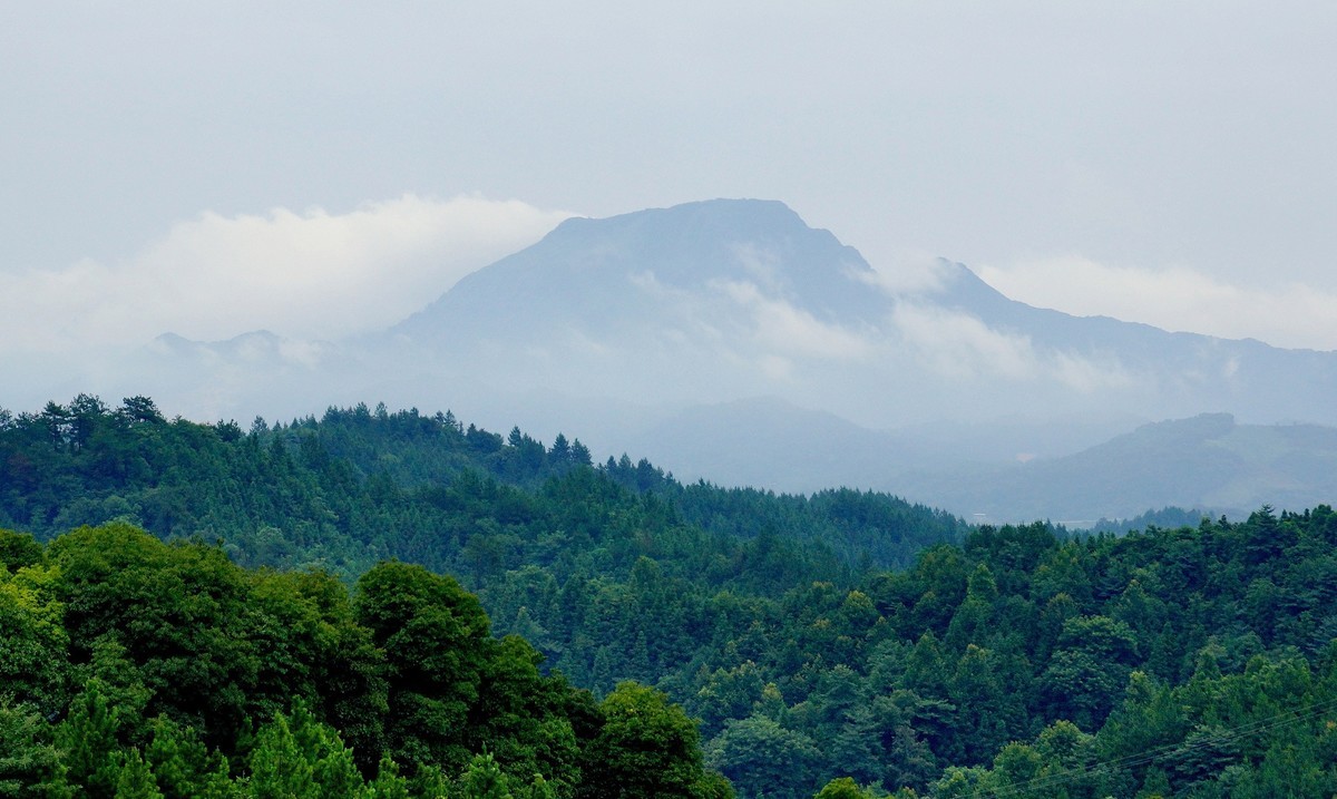 雨后山峦轻烟飘