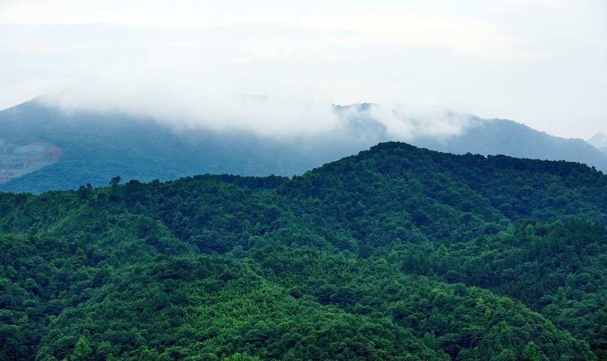 雨后山峦轻烟飘
