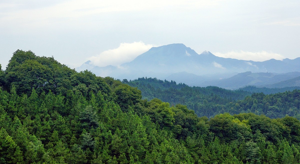 雨后山峦轻烟飘
