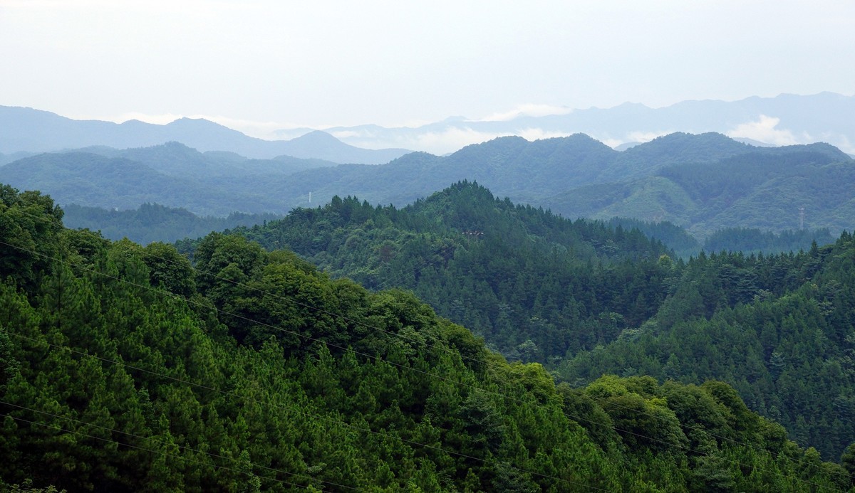雨后山峦轻烟飘