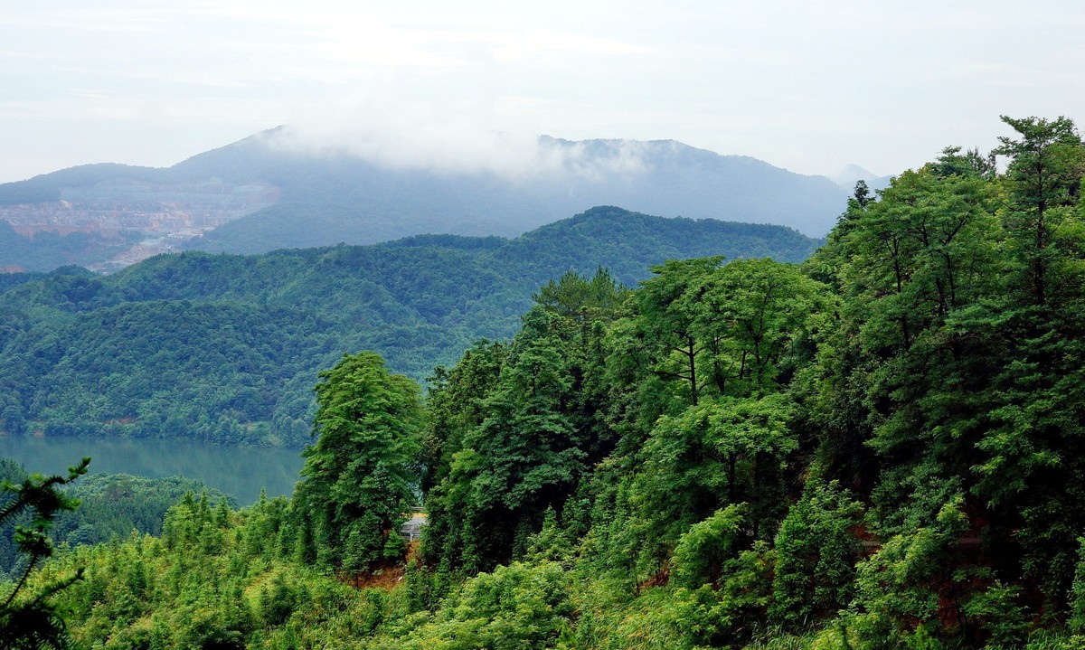 雨后山峦轻烟飘