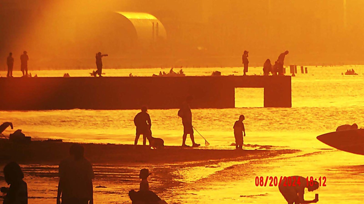 落日彩霞沐浴金光