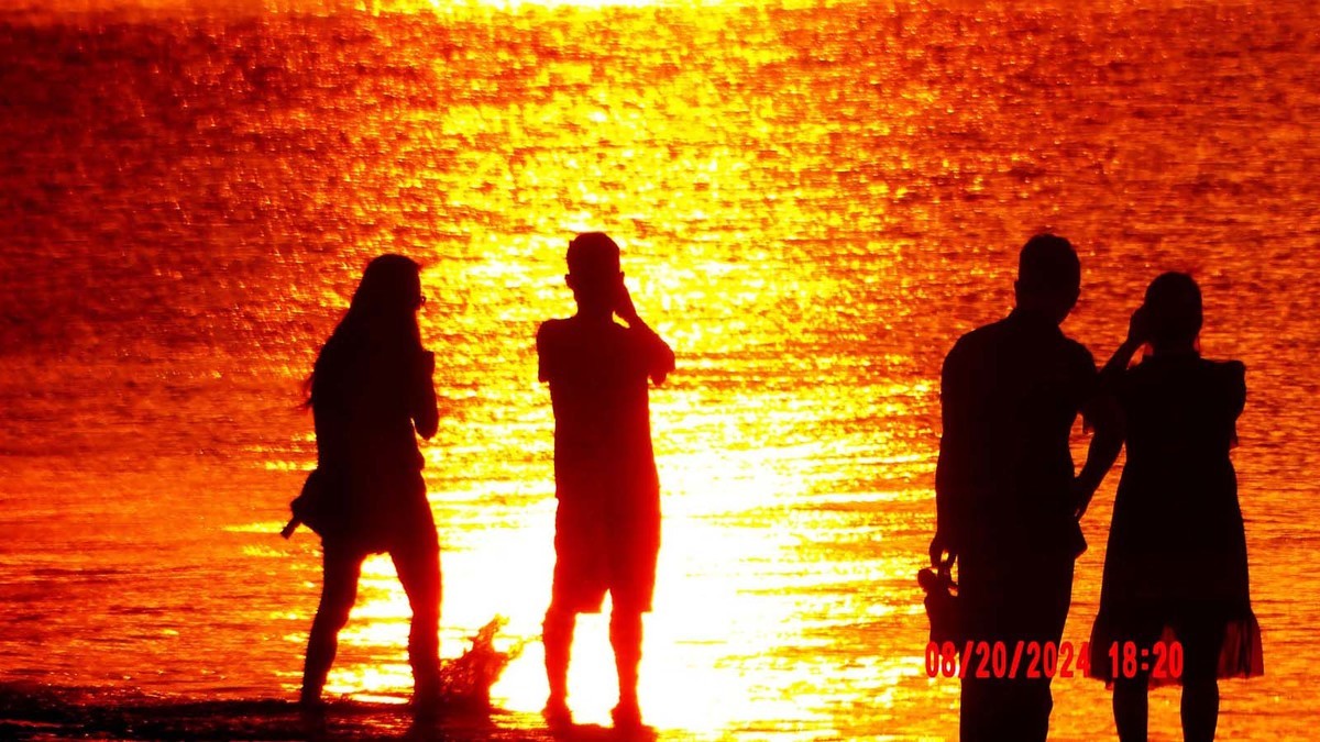 落日彩霞沐浴金光