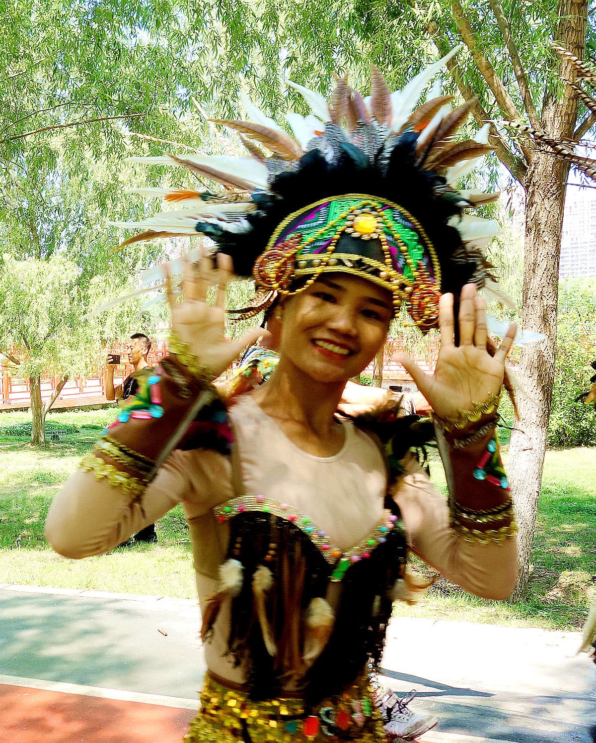 随拍巡游表演的演员（1纪念锡伯族戍边260周年巡游）