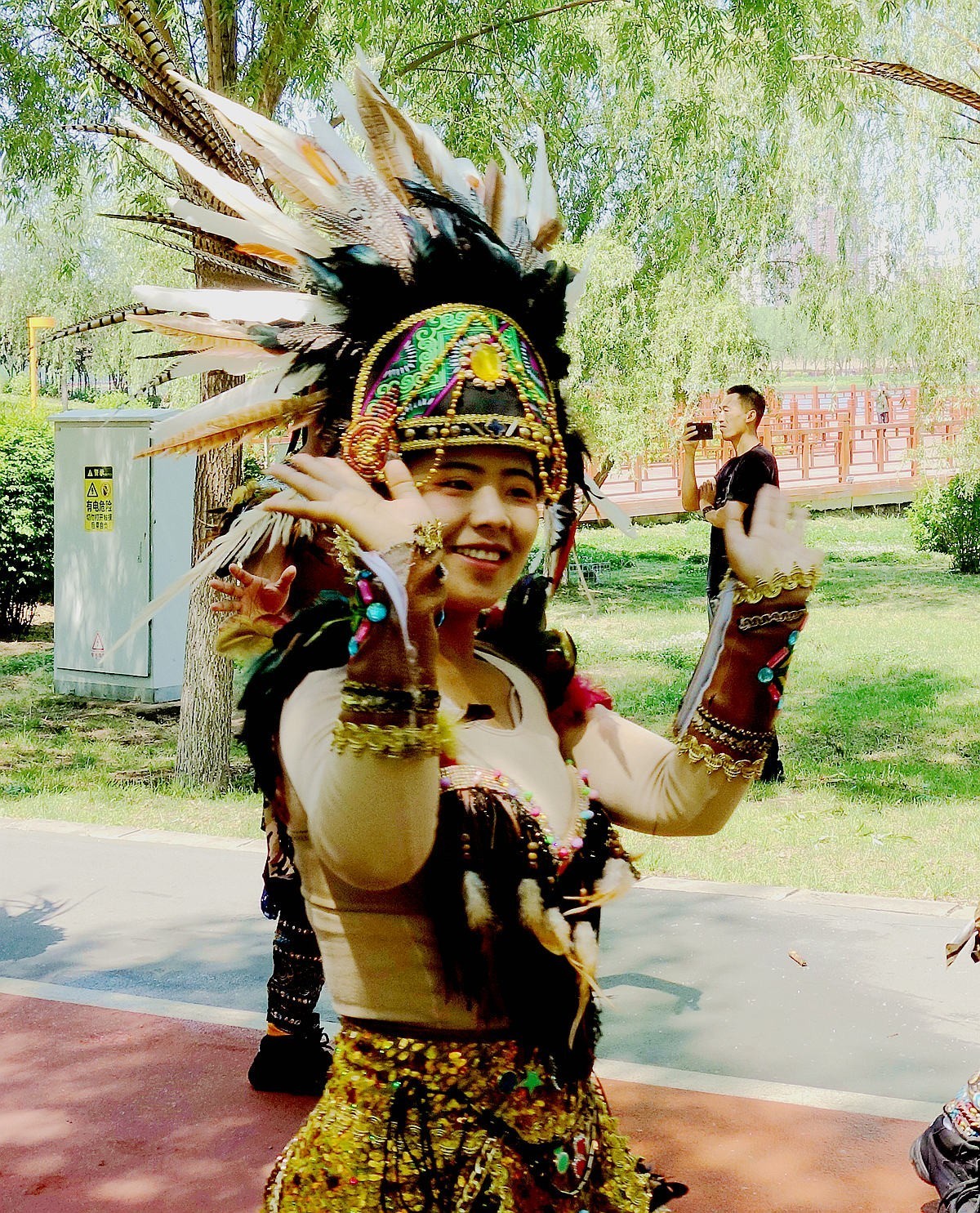 随拍巡游表演的演员（1纪念锡伯族戍边260周年巡游）