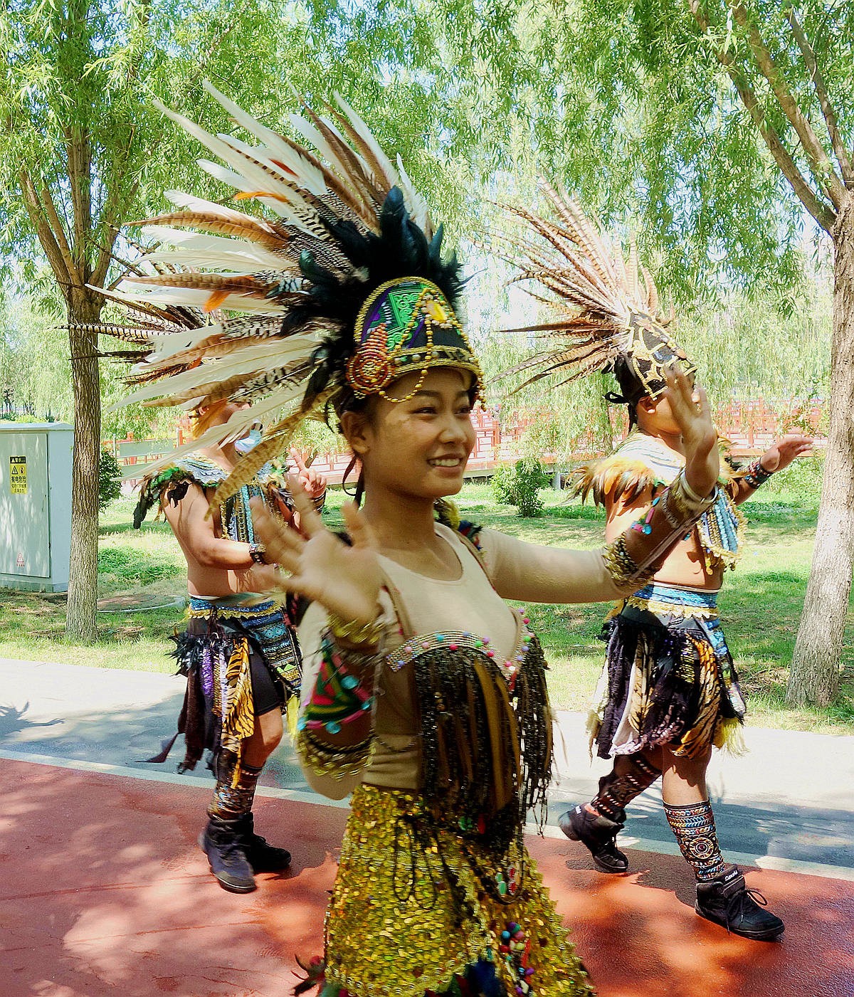 随拍巡游表演的演员（1纪念锡伯族戍边260周年巡游）