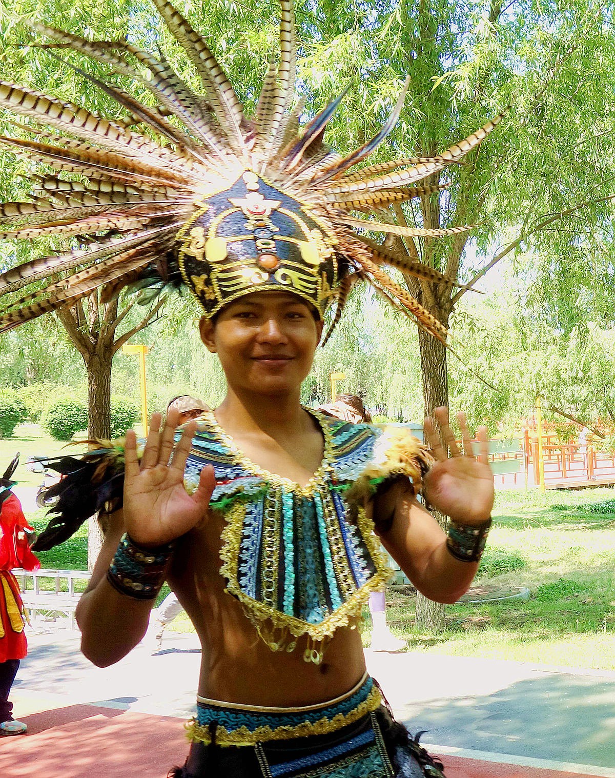 随拍巡游表演的演员（1纪念锡伯族戍边260周年巡游）