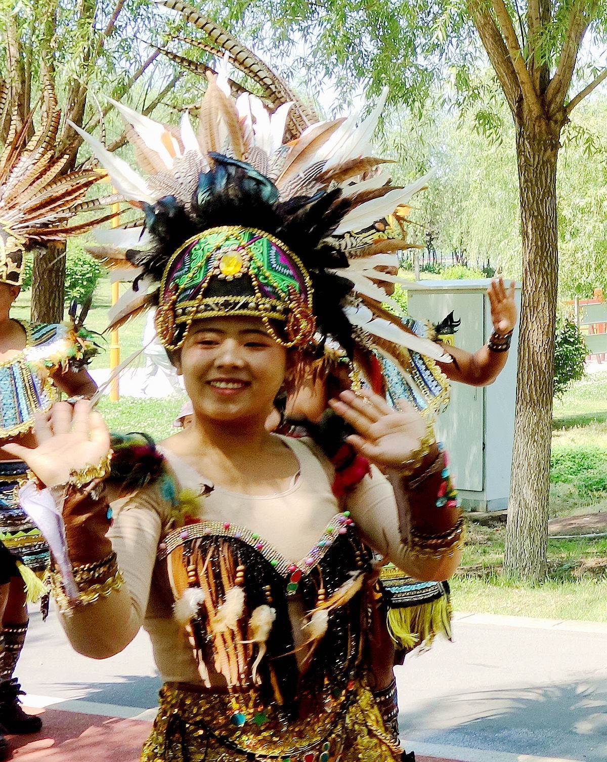 随拍巡游表演的演员（1纪念锡伯族戍边260周年巡游）