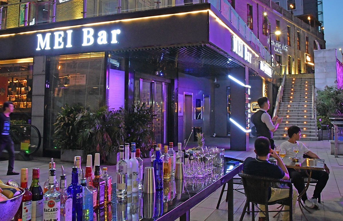 华灯初上的雨耕山