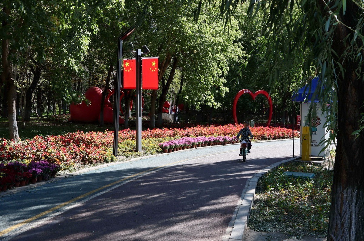 假日遊园 . 黛秀    1