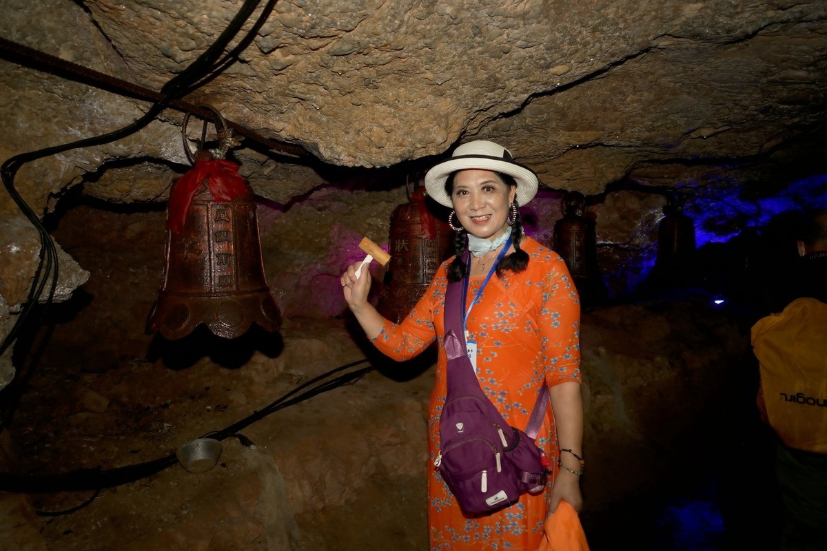 山洞环境人像---阳朔金水岩休闲的美女！