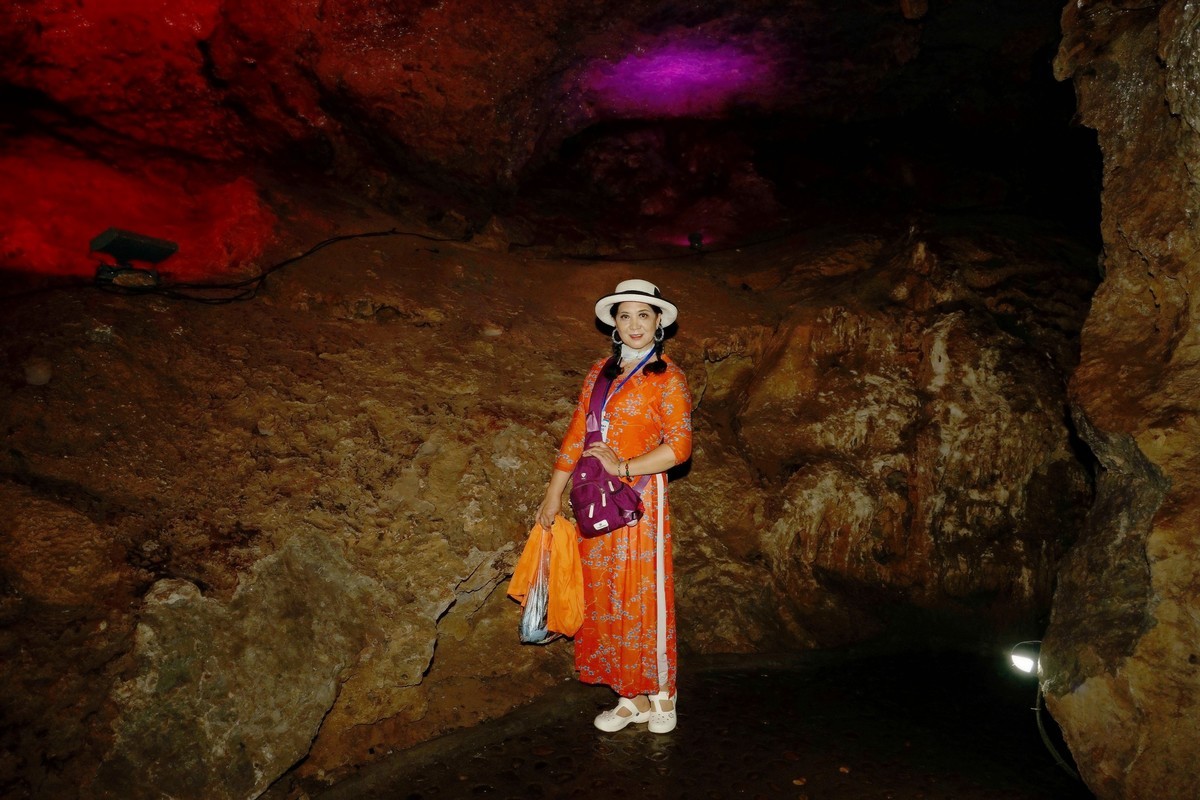 山洞环境人像---阳朔金水岩休闲的美女！