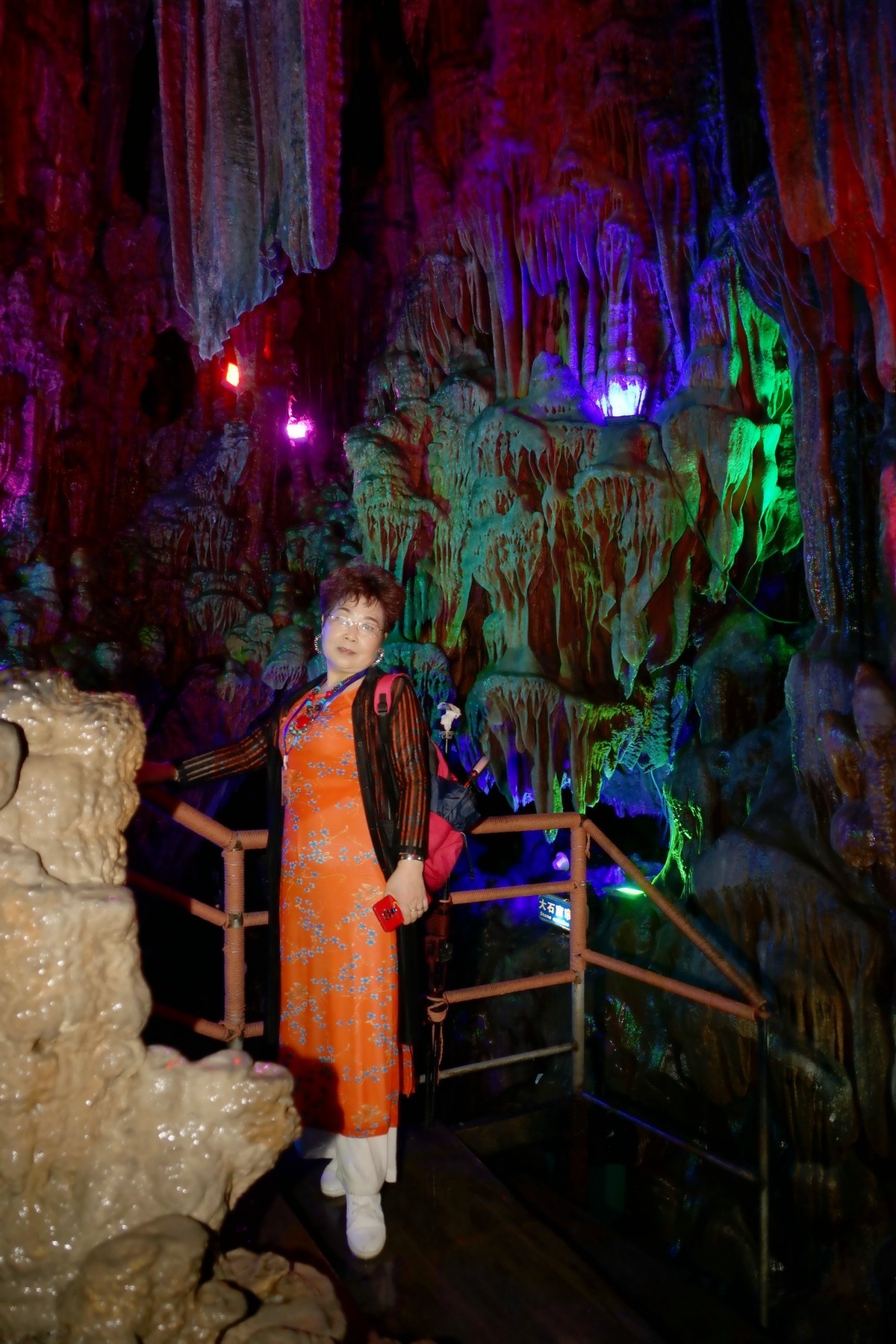 山洞环境人像---阳朔金水岩休闲的美女！